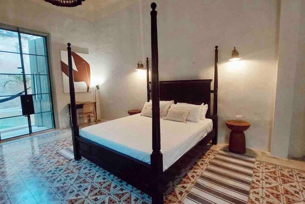 Säng eller sängar i ett rum på Vista a la pirámide/ Piscina privada / Centro
