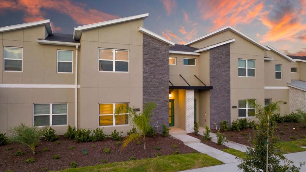 un rendu d'une maison au coucher du soleil dans l'établissement Marvelous 4Bd w Pool Close to Disney at Storey Lake 2629, à Kissimmee