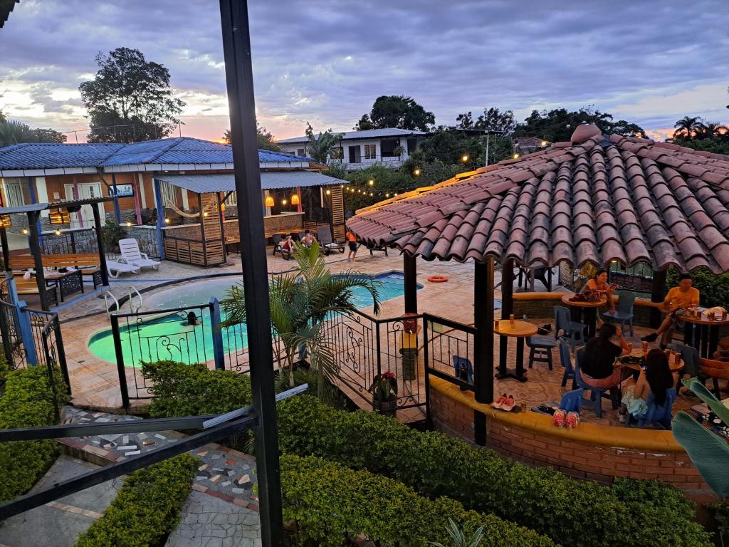 Blick auf ein Resort mit Pool in der Unterkunft Finca Campestre Villa del Campo in Santa Rosa de Cabal