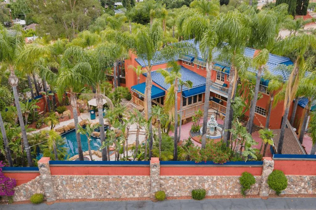 una vista aérea de un complejo con piscina en Cactus House by AvantStay Famous Cactus Compound en Los Ángeles