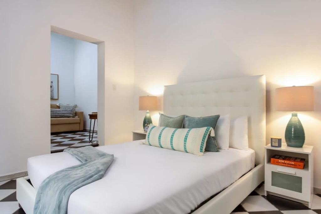 سرير أو أسرّة في غرفة في Aqua Suite - 1 BR in best location in Old San Juan