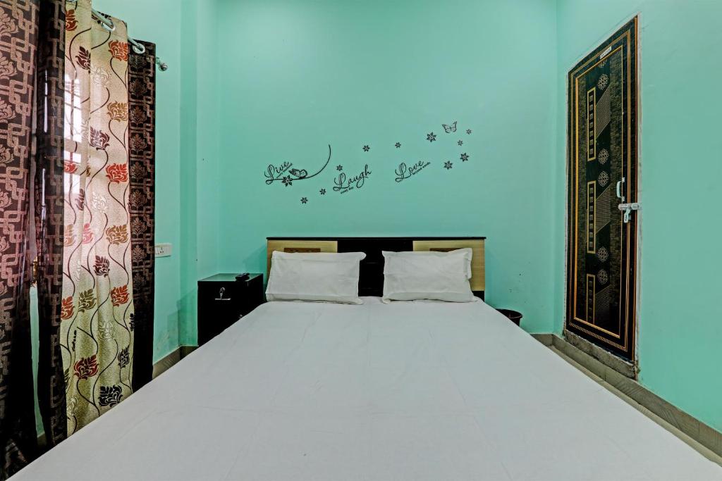 En eller flere senge i et værelse på OYO Royal inn homestay