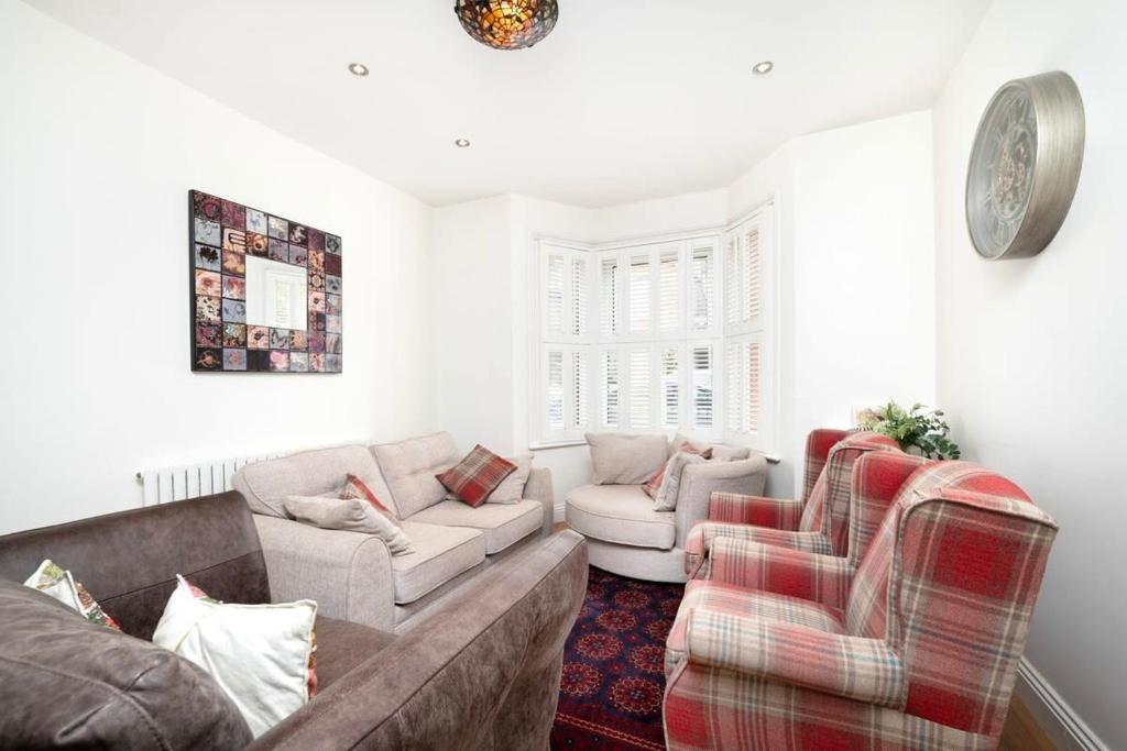 Family retreat 3 bedroom house, Feltham (updated prices 2024)