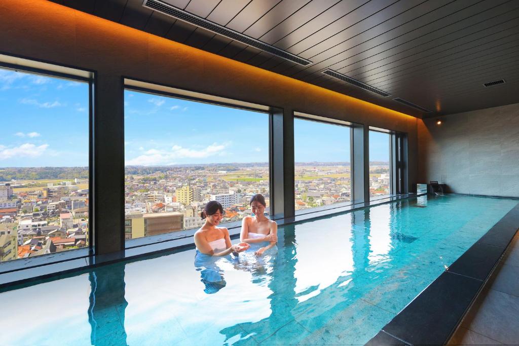 Bazén v ubytování Ooedo Onsen Monogatari Premium Yamashitaya nebo v jeho okolí