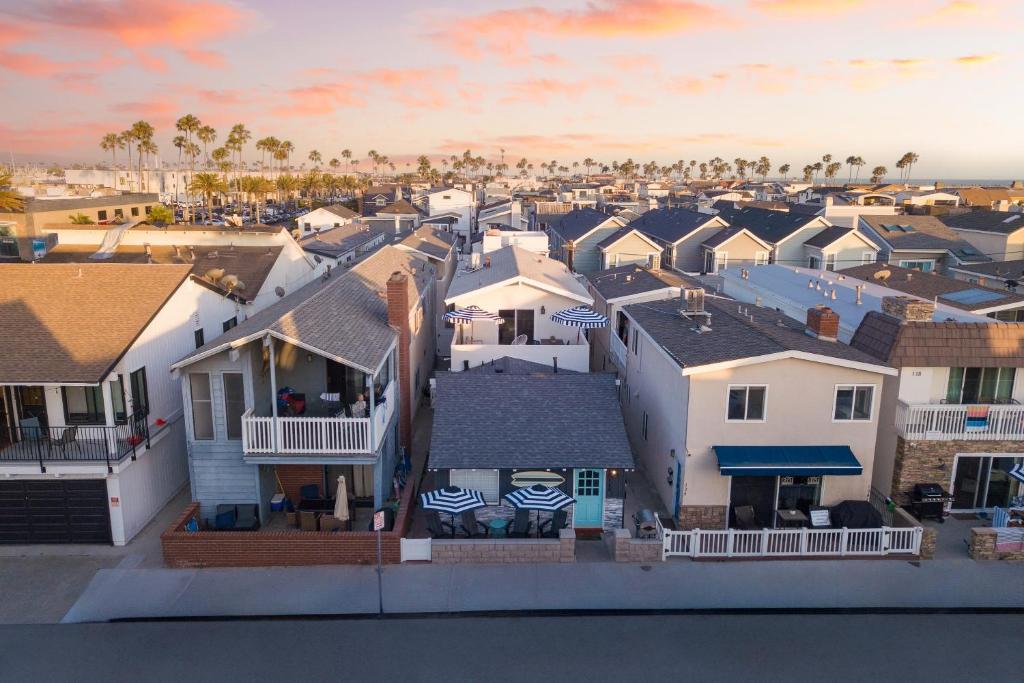 uma vista aérea de uma cidade com casas em Surfrider I by AvantStay Walk to the Beach Patio em Newport Beach