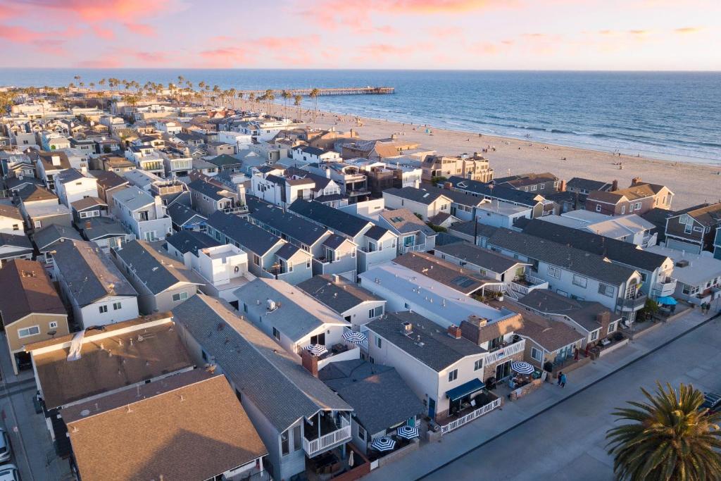 uma vista aérea de uma praia com casas e o oceano em Surfrider Buyout by AvantStay 2 Home Buyout By the Beach em Newport Beach