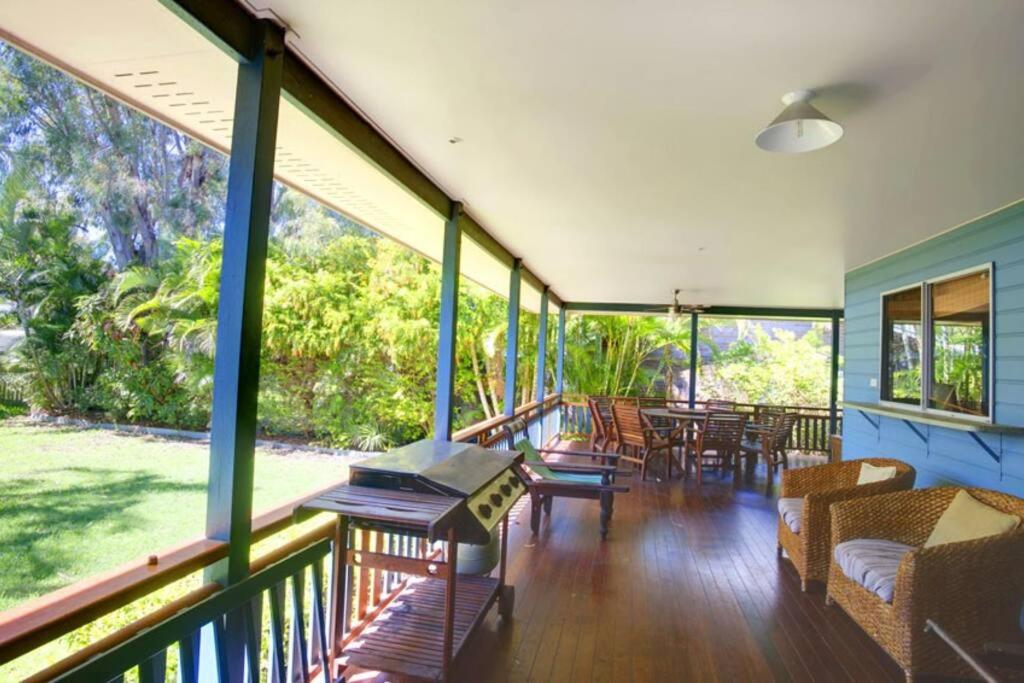 Posezení v ubytování On Agnes Time - Large, 3-Bedroom, Coastal Home in Central Agnes Water, Short Walk to Stunning Main Beach