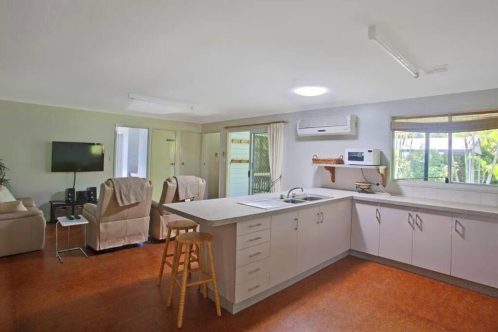 Kuchyň nebo kuchyňský kout v ubytování On Agnes Time - Large, 3-Bedroom, Coastal Home in Central Agnes Water, Short Walk to Stunning Main Beach