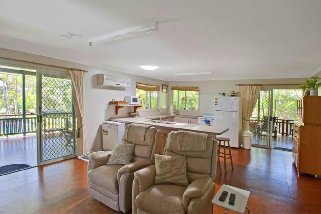 Posezení v ubytování On Agnes Time - Large, 3-Bedroom, Coastal Home in Central Agnes Water, Short Walk to Stunning Main Beach