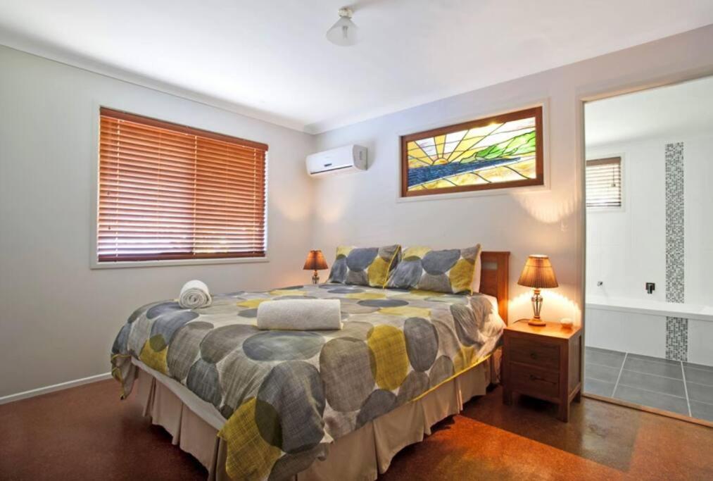 Postel nebo postele na pokoji v ubytování On Agnes Time - Large, 3-Bedroom, Coastal Home in Central Agnes Water, Short Walk to Stunning Main Beach