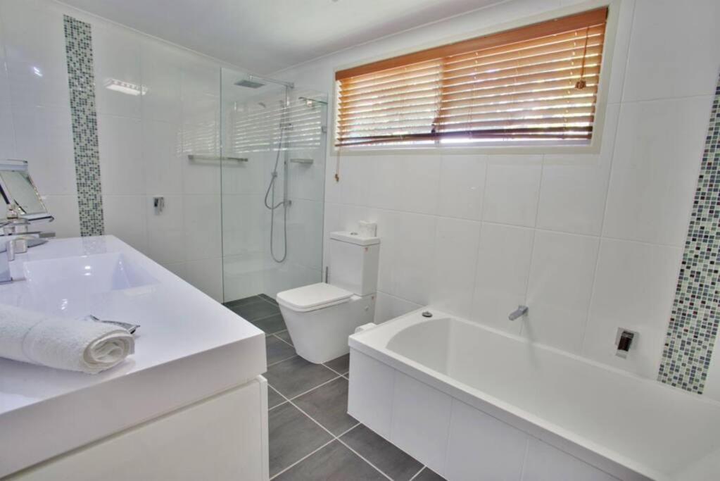 Koupelna v ubytování On Agnes Time - Large, 3-Bedroom, Coastal Home in Central Agnes Water, Short Walk to Stunning Main Beach