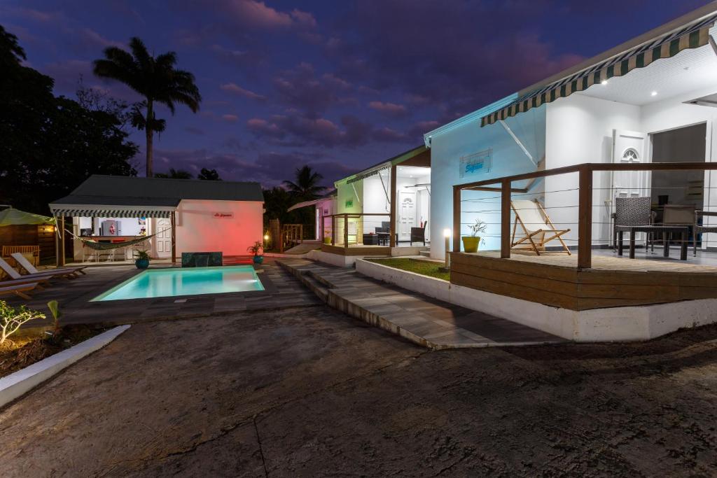 サント・ローズにあるDomaine de Sainvalの夜のプールのある家