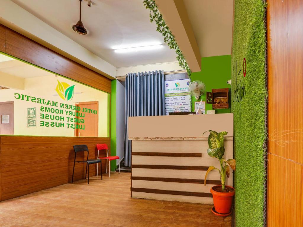 ハイデラバードにあるOYO Flagship Hotel Green Majestic-Hitexの緑壁の病院ロビー
