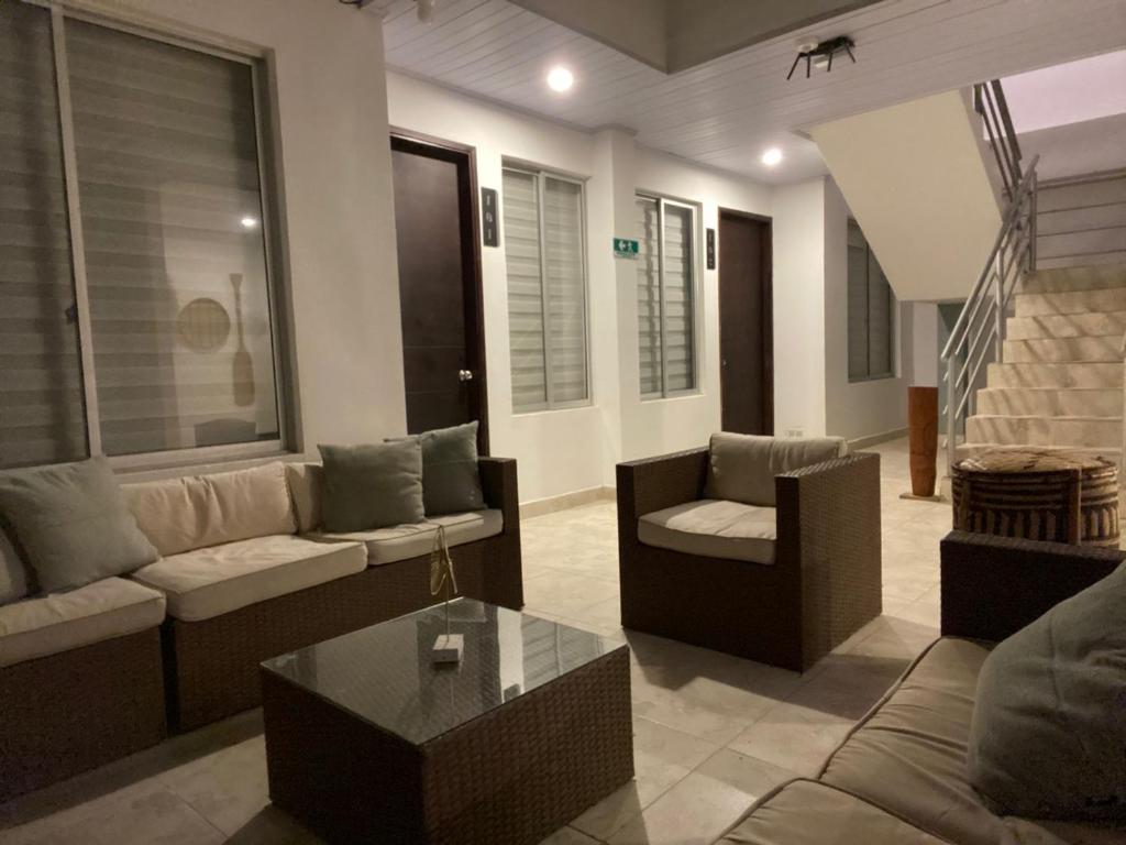een woonkamer met banken en een salontafel bij BHB - ApartaHotel in Leticia