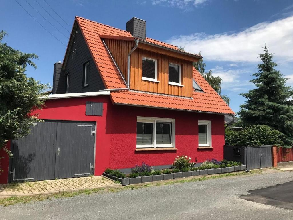 une maison rouge avec un toit orange dans l'établissement Ferienhaus Knopp, à Ilsenburg