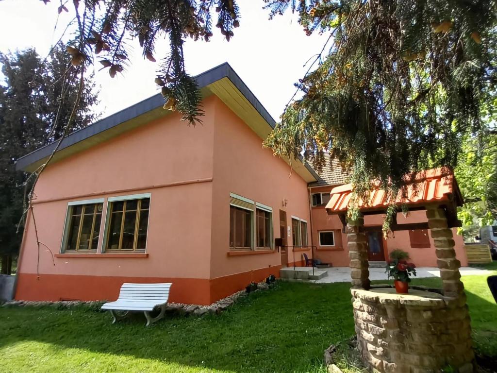 ein Haus mit einer Bank davor in der Unterkunft Holiday home in Saint Quirin with garden in Saint-Quirin
