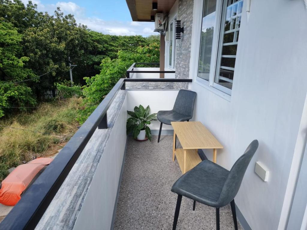 Balkón nebo terasa v ubytování C Mary's Staycation in Tanza Cavite 2-3pax