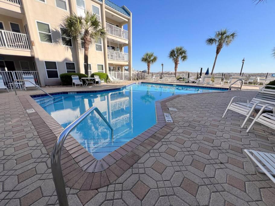 una piscina frente a un edificio en Anchors Aweigh!, en Destin