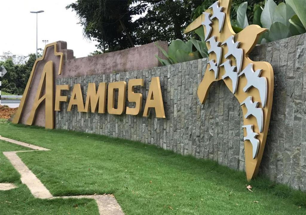 Un segno per il museo dei segni americani su un muro di pietra. di Afamosa Resort Dsavoy Condo a Kampong Alor Gajah