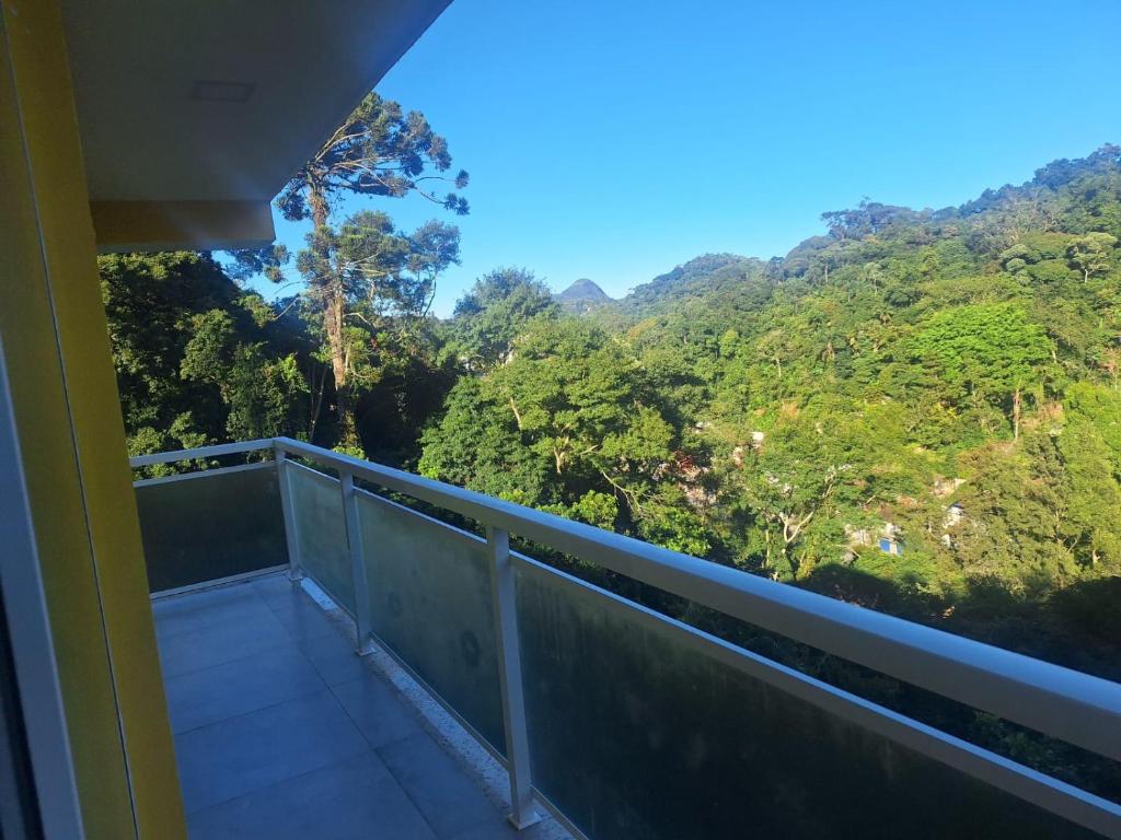 a balcony with a view of a mountain at Suítes Recanto Petrópolis in Petrópolis