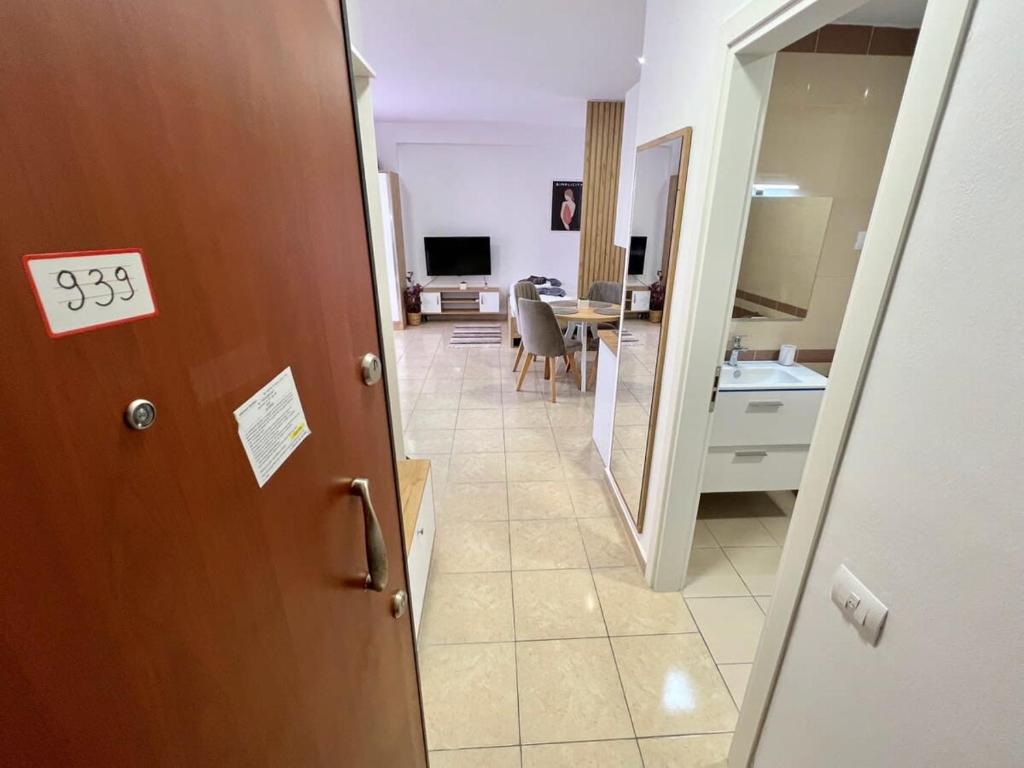um corredor que leva a uma sala de estar e a uma cozinha em Vacation 939 em Durrës