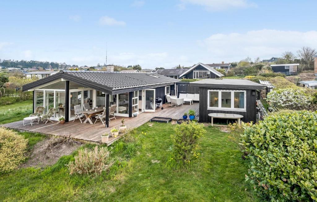 une maison modulaire noire avec une terrasse dans un champ dans l'établissement 3 Bedroom Nice Home In Kalundborg, à Kalundborg