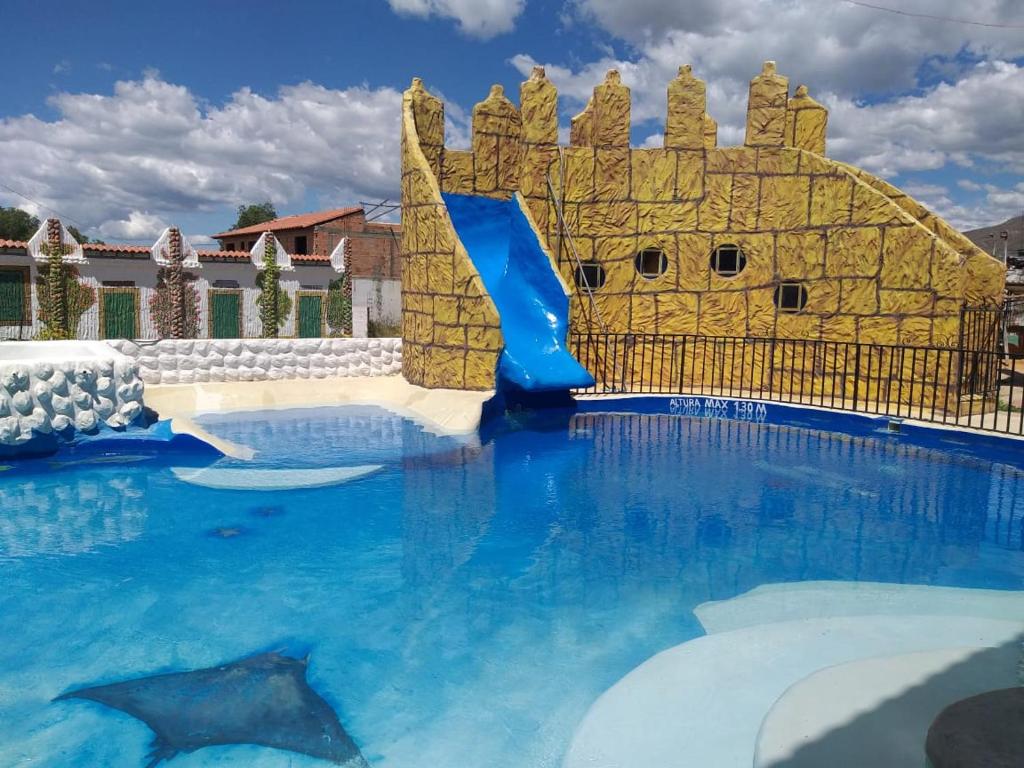 un parque acuático con tobogán en un edificio en HOTEL LA VILLA DE LUISA EN VILLa DE LEYVA, en Sáchica