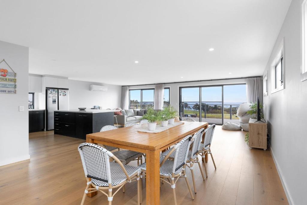 - une salle à manger avec une table et des chaises en bois dans l'établissement Luxury Holiday Home, San Remo - Phillip Island, à San Remo