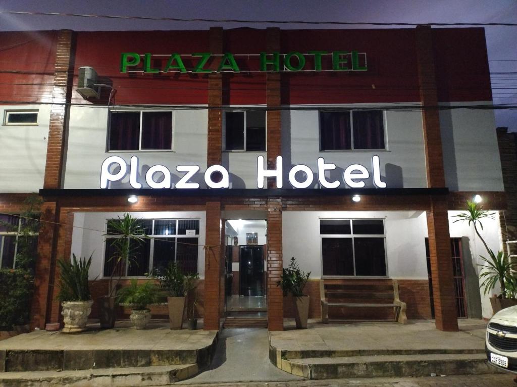 um hotel com uma placa que lê Plaza Hotel em PLAZA HOTEL MARABÁ em Marabá