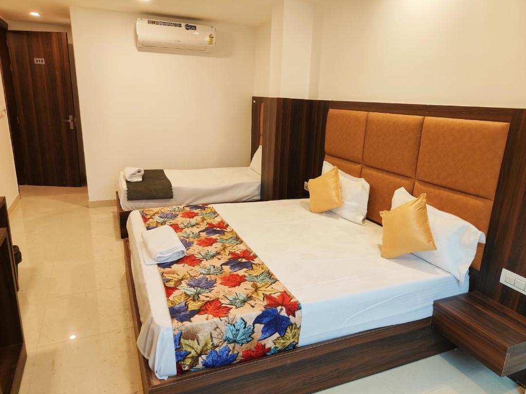 Ліжко або ліжка в номері Hotel Tela Suite Plaza Near IGI Airport