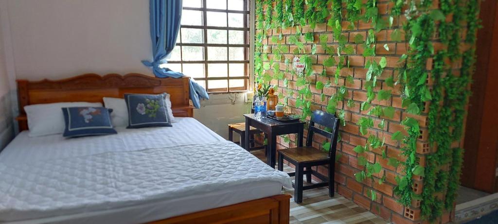 1 dormitorio con cama y pared verde en Cần Thơ Farmstay, en Can Tho