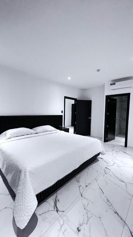 Postel nebo postele na pokoji v ubytování Manta Surf Hotel