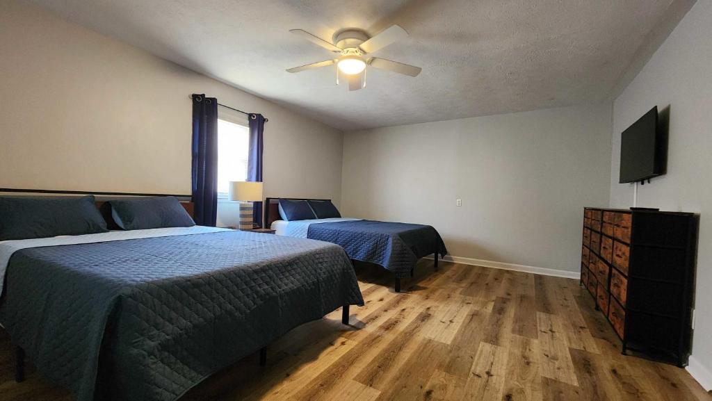 a bedroom with two beds and a ceiling fan at Cozy Space Near Rough River Lake Adventures Await in Fentress McMahan