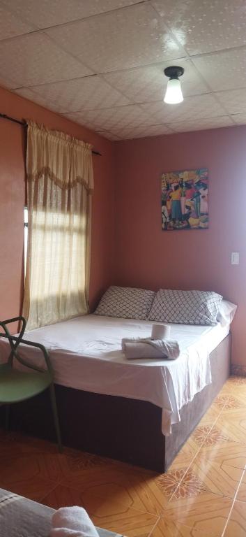 Postel nebo postele na pokoji v ubytování Ofiuras Hostal