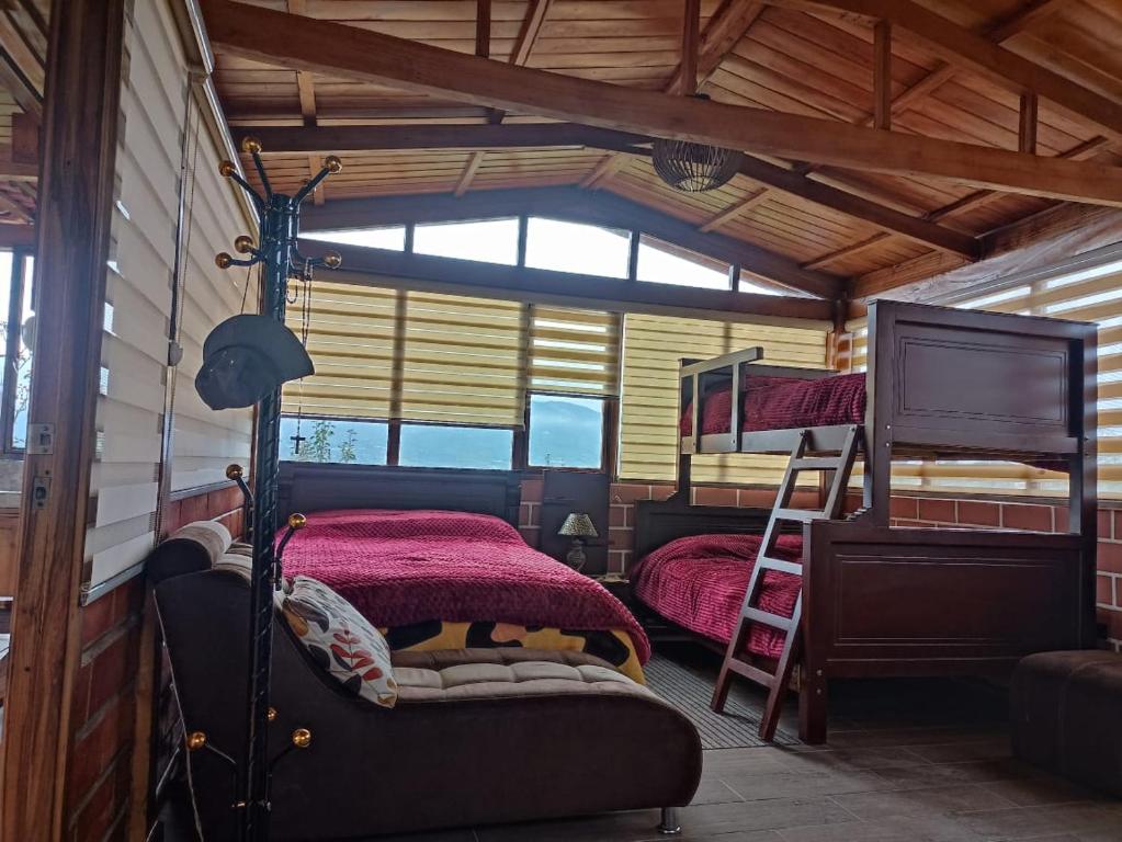 PíllaroにあるCabaña para vacacionarのベッドルーム1室(二段ベッド2台、はしご付)