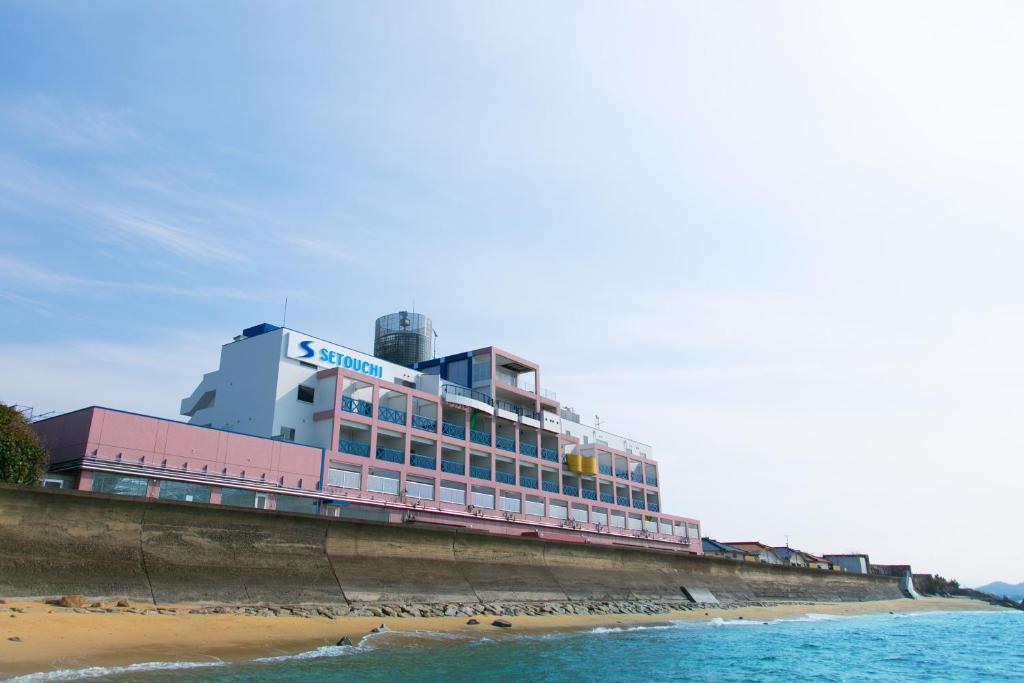 un edificio en la playa junto al océano en 瀬戸内リゾートホテル en Matsuyama