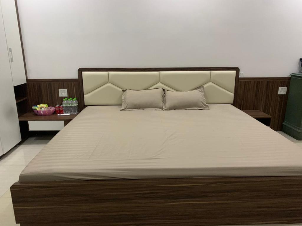 ディエンビエンフーにある502 Sân Bay Điện Biênのベッドルーム1室(大型ベッド1台、大きな白いマットレス付)