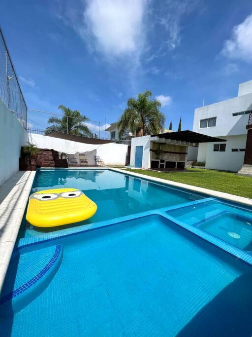 a yellow frisbee is sitting on a swimming pool at Residencia en Oaxtepec in Oaxtepec