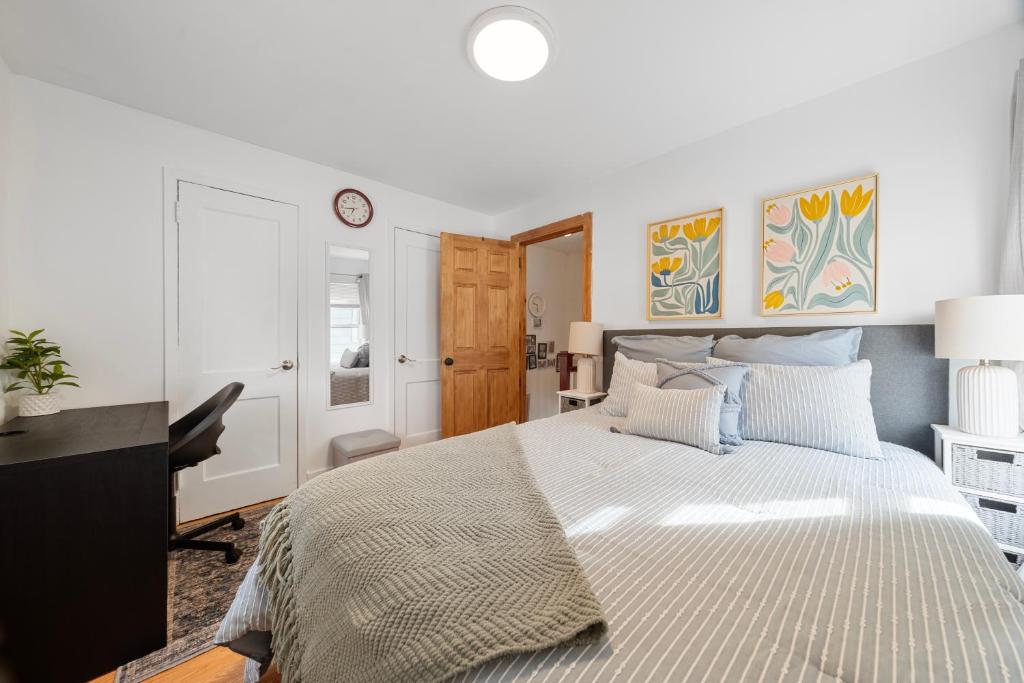 Postel nebo postele na pokoji v ubytování Comfy and Convenient Room in NY