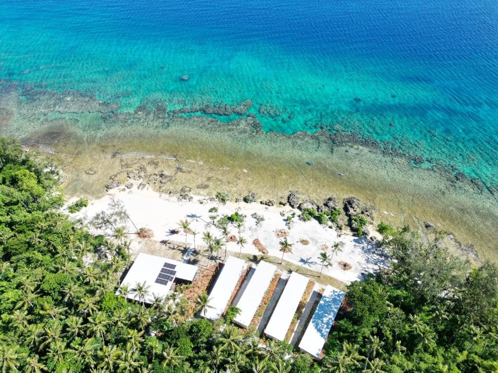 een luchtzicht op een strand en de oceaan bij M Resort & Spa in Port Vila