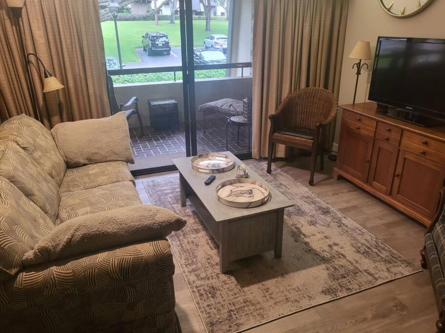 ein Wohnzimmer mit einem Sofa und einem Couchtisch in der Unterkunft Palm Harbor Condo located within Innisbrook Golf Course in Palm Harbor