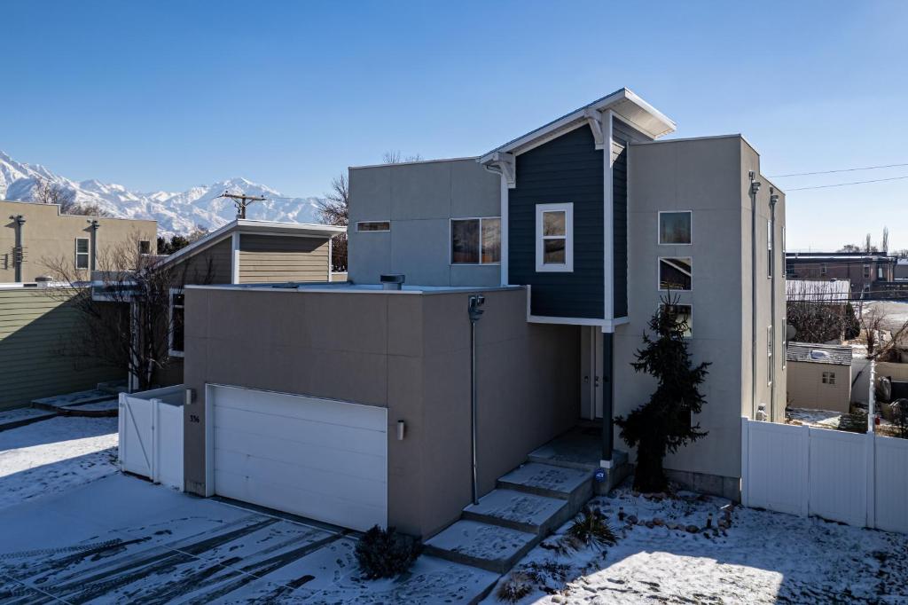 una casa con una valla delante de ella en Elegance: Your Urban Retreat in Salt Lake City, en South Salt Lake