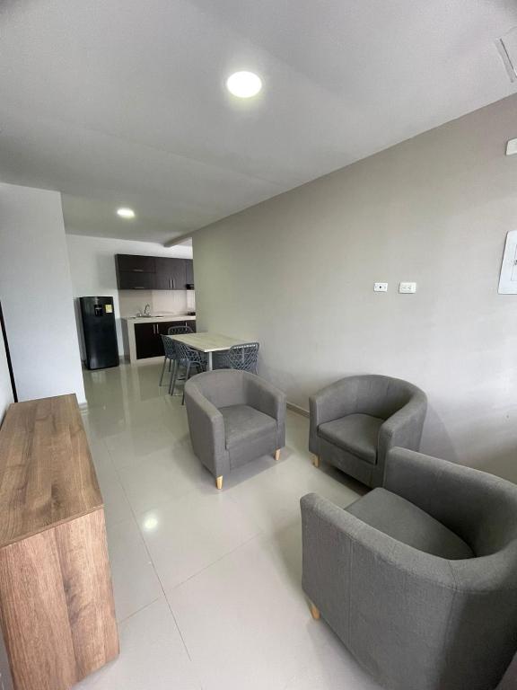 uma sala de estar com dois sofás e uma mesa em HERMOSO APARTAMENTO EN VALLEDUPAR em Valledupar