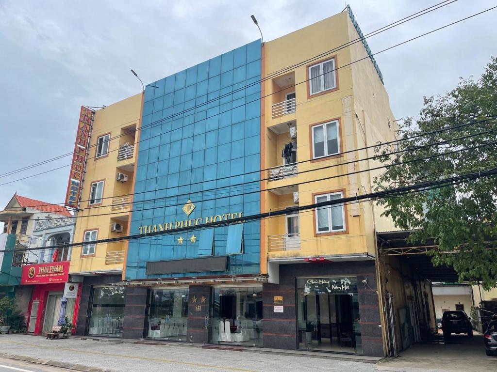 un bâtiment au coin d'une rue dans l'établissement Thanh Phúc Hotel, à Dong Hoi