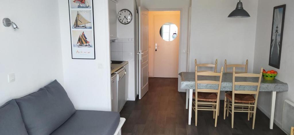 Il comprend un salon et une cuisine avec une table et des chaises. dans l'établissement Port du Crouesty Cap'Océan - maeva Home - Appartement 2 pièces 4 personnes - Sélection MAE-1318, à Arzon