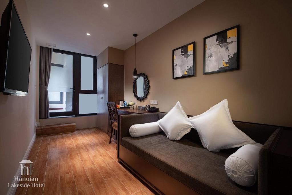TV a/nebo společenská místnost v ubytování Hanoi Lakeside Premium Hotel & Travel