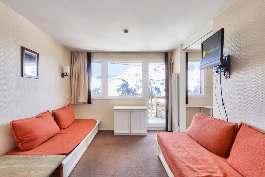 un salon avec un canapé et une télévision dans l'établissement Résidence Quartier Falaise - maeva Home - 2 pièces 4 pers Confort MAE-5168, à Avoriaz