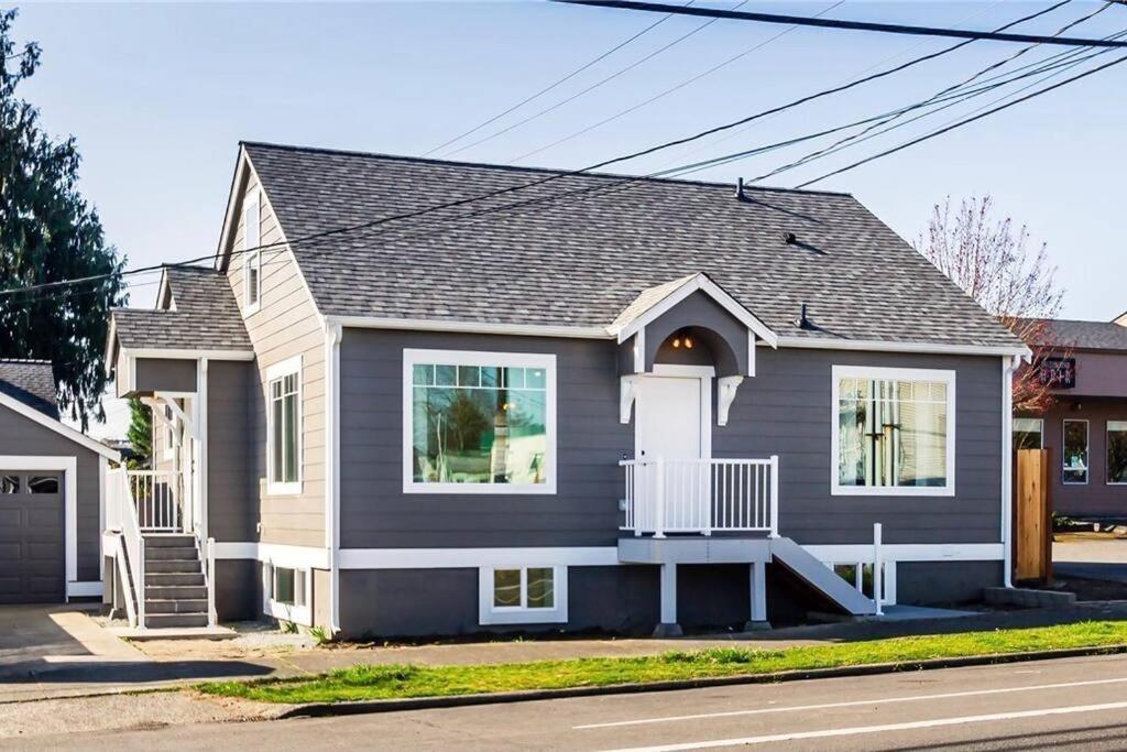 uma casa cinzenta com uma porta branca numa rua em Entire home 3B/3B 2356 sq.ft em Everett