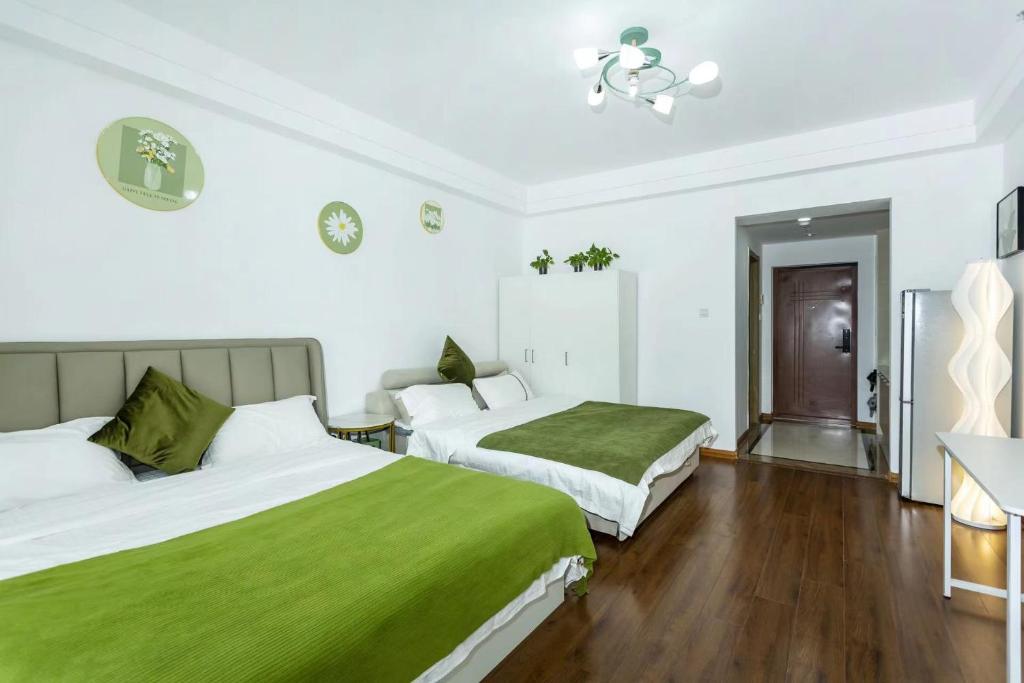 Postel nebo postele na pokoji v ubytování Dalian Hong Xi Yuan Apartment Wanda Plaza