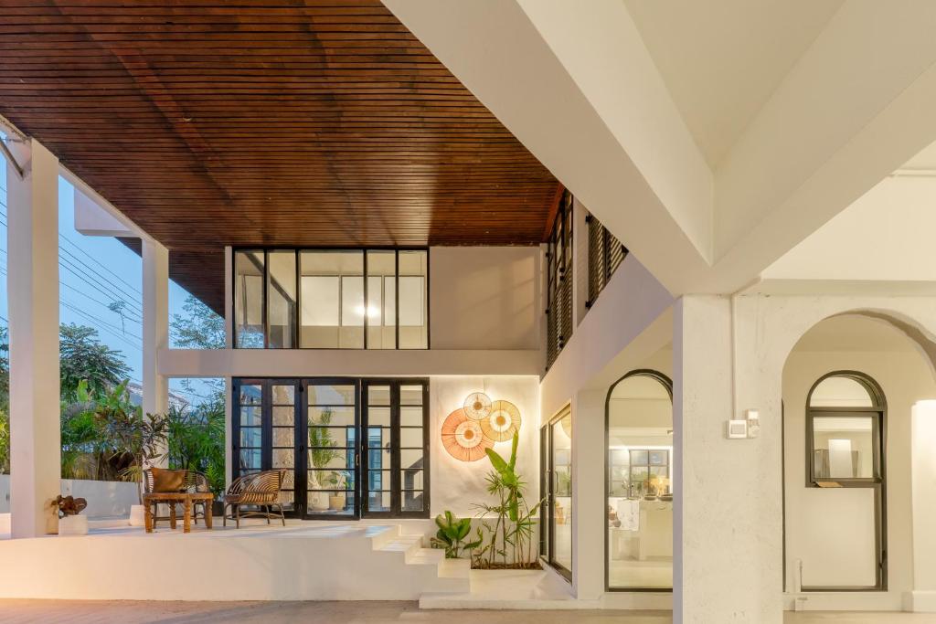 een huis met een houten plafond bij Rwanda Naziza - Private Villa in the Old Town City - PRIME LOCATION I Daily Housekeeping in Chiang Mai